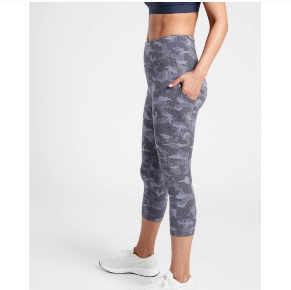 Athleta Ultimate Stash Pocket Camo Capri Size Small Tall Like New!